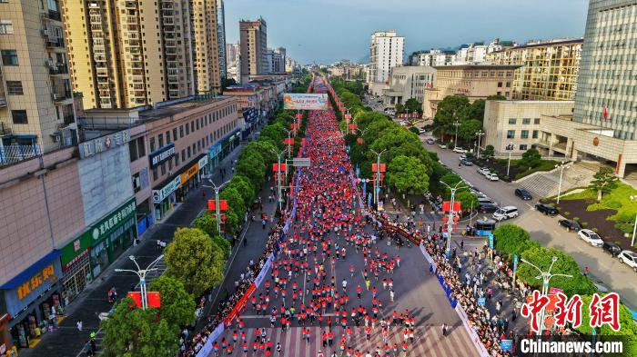 湘鄂龙凤马拉松鸣枪开跑 跨省跑者共赏双城魅力
