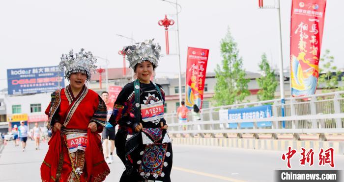湘鄂龙凤马拉松鸣枪开跑 跨省跑者共赏双城魅力