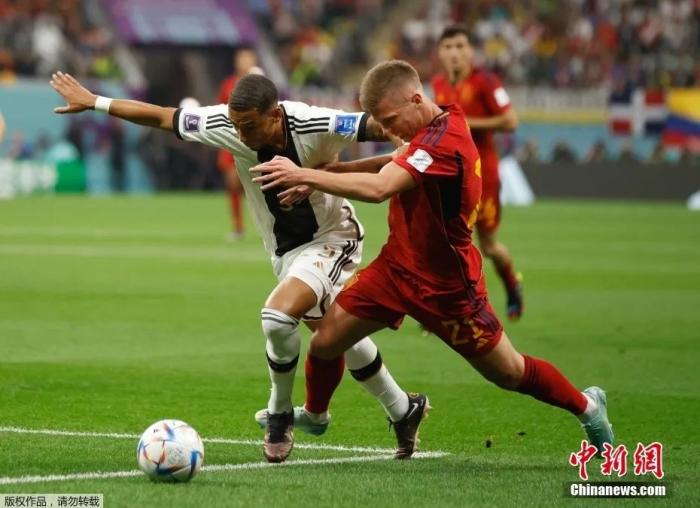 图为德国队球员在比赛中
