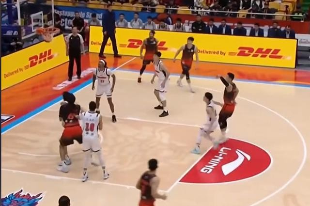 广东男篮赛季末换外援引援引热议，麦考尔离队